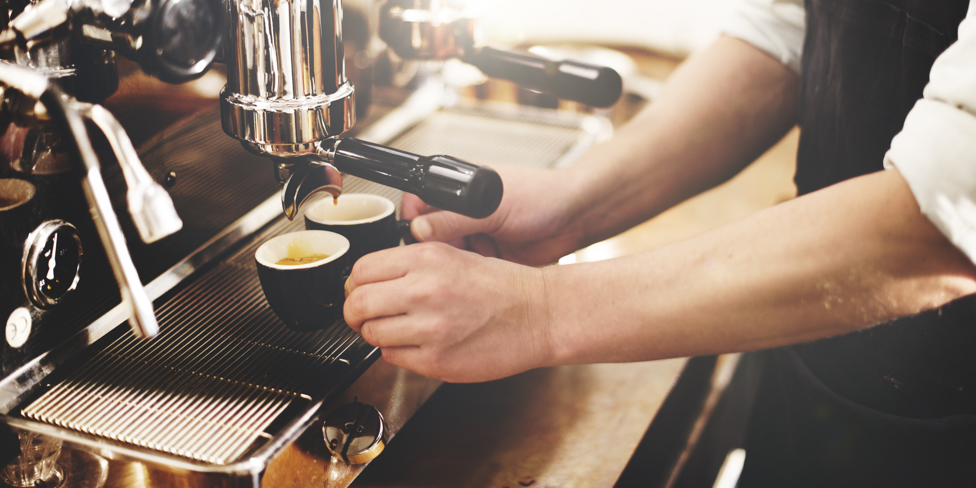 Odzież dla kawiarni: jak stworzyć wygodny strój dla baristów?