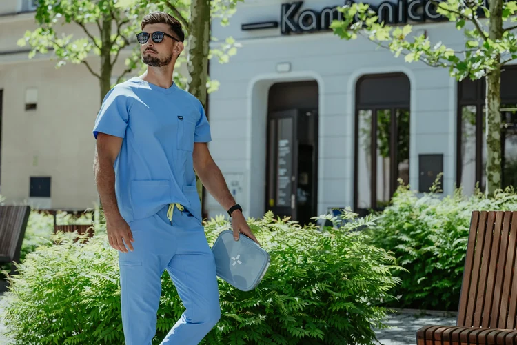 Odzież dla fizjoterapeuty, która nie ogranicza ruchu